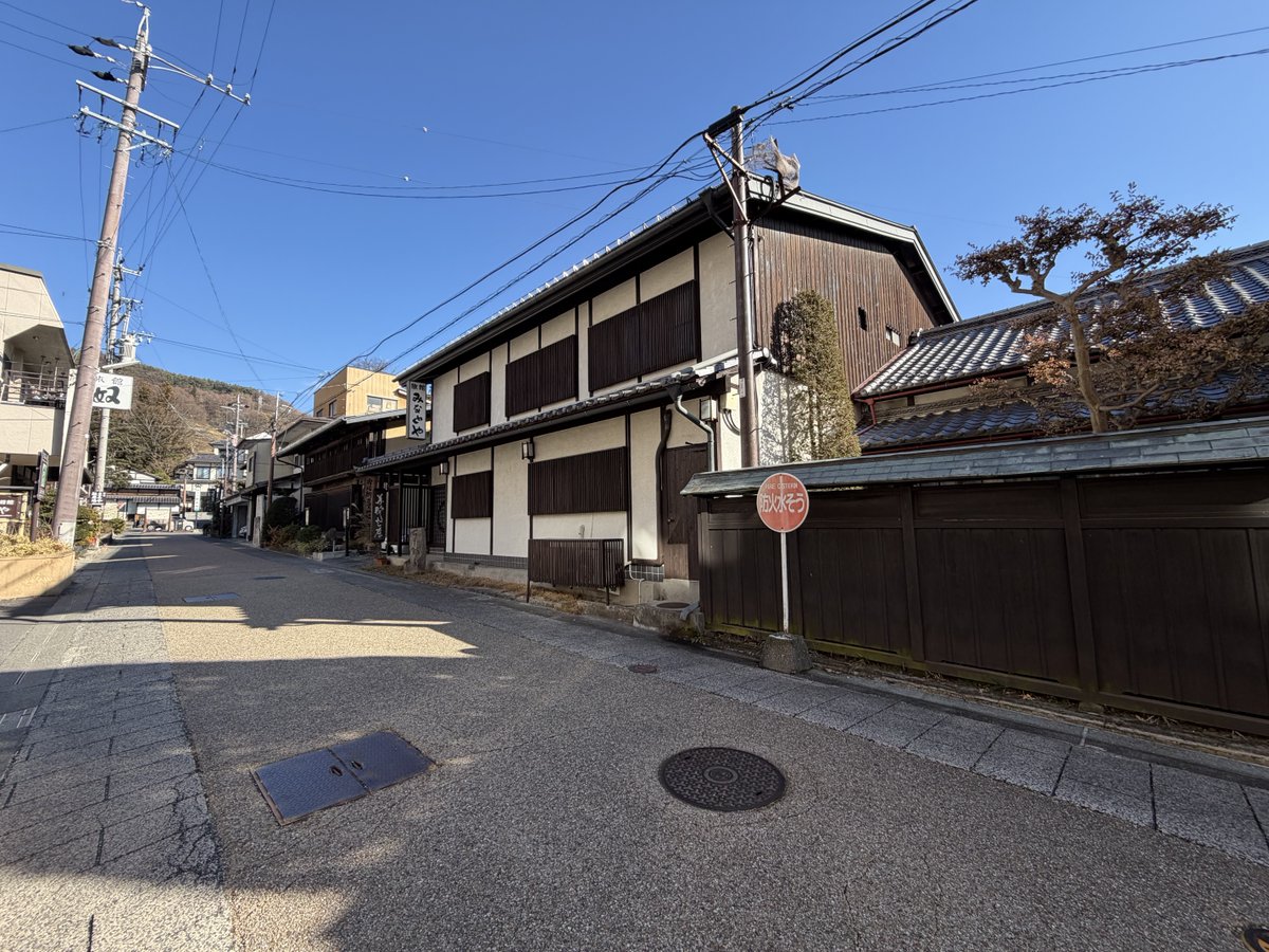 375's tweet image. 諏訪大社近くに旧中山道が通っています。
かつては宿場街だったようで、風情ある街並み。
一つの建物は宿場街道資料館として公開されていました。
道の反対側にある しもすわ今昔館おいでや にはフリーの足湯があり、街歩きの疲れを癒せます。
（おまえ、歩いてないだろ〜）