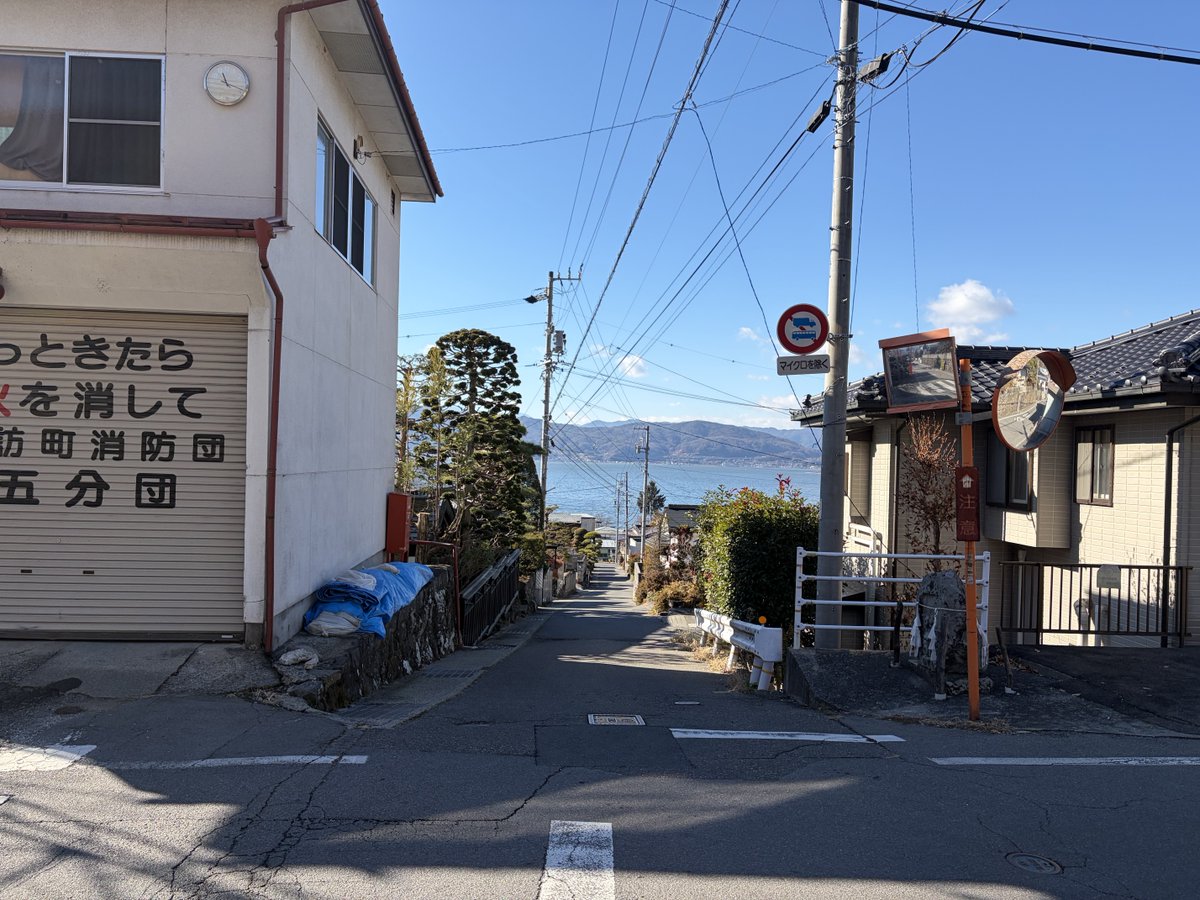 375's tweet image. 下諏訪の高木地区の坂道から諏訪湖を眺める