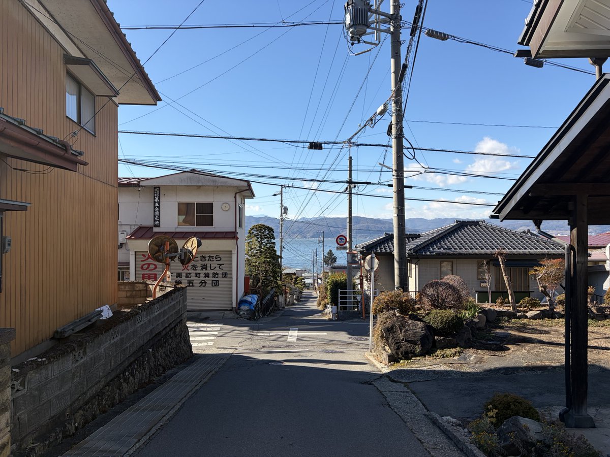 375's tweet image. 下諏訪の高木地区の坂道から諏訪湖を眺める