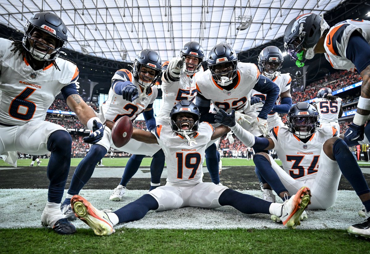 bylucaevans's tweet image. Just a generational photo from @denverpost's @aaronontiveroz. 

Post-Marvin Mims TD.