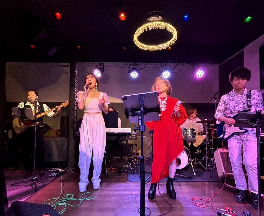 chibinomu's tweet photo. 令和7年
12月8日(月曜日)
東京晴れ 気温15度
今年ラストのライブが
14日(日) #錦糸町ヒューズボックス
であります。
5曲歌わせて頂きます✨
楽しいライブになると思います。
お近くの方はぜひ🎶🎤🎶
4日(木)に目黒の #kahoo でも
歌わせて頂きました🎶🎤🎶
写真はその時の様子🙆♀️
#笑顔が一番 https://t.co/2WpPn0sKMb