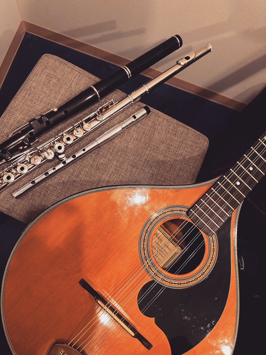 Fáilte朝リハでした！

ただいま1stアルバムの
レコーディングを
すすめております◎

レコーディング一日目で
感じたことを共有しながら

今日はアイリッシュブズーキと
アイリッシュフルートの曲を中心に

ライブで演奏を重ねてきた曲も
アルバム用に再アレンジしています
さまざまなパターンを