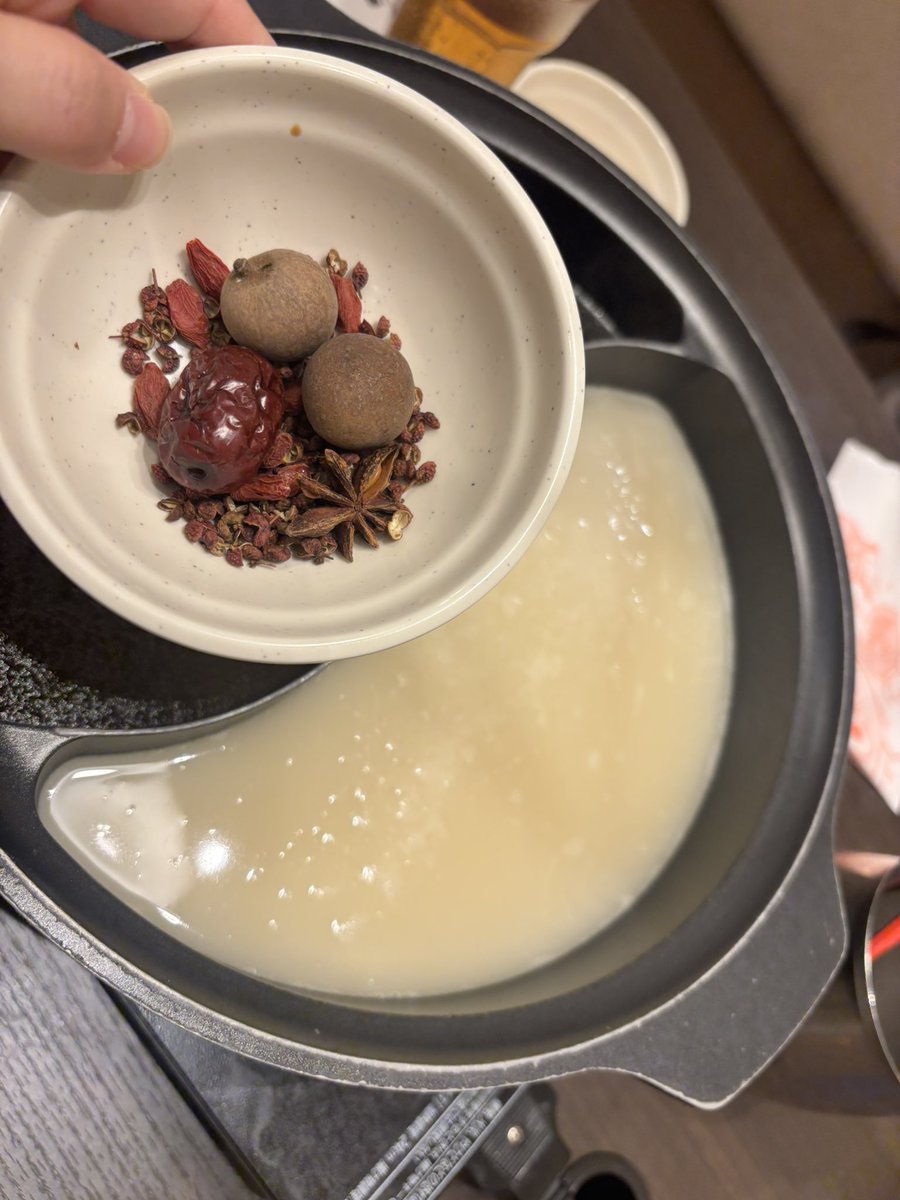 妹と姪っ子と麻辣担鍋食った🍲 キンタマみたいのなんだろ‥ 美味しかっ