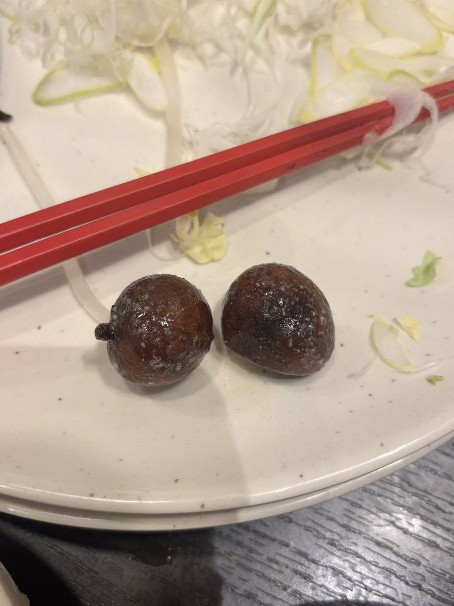 妹と姪っ子と麻辣担鍋食った🍲 キンタマみたいのなんだろ‥ 美味しかっ