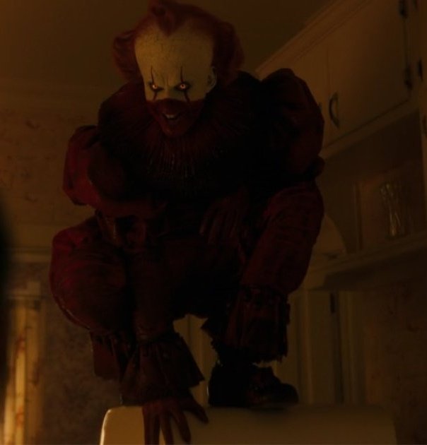 It's amazing how we see the difference between Pennywise, the dancing clown who loves to entertain children, and IT's Pennywise, who uses that to its advantage and distorts the clown's image to cause terror, hunt its prey, and devour them easily
#ITWelcomeToDerry #WelcomeToDerry