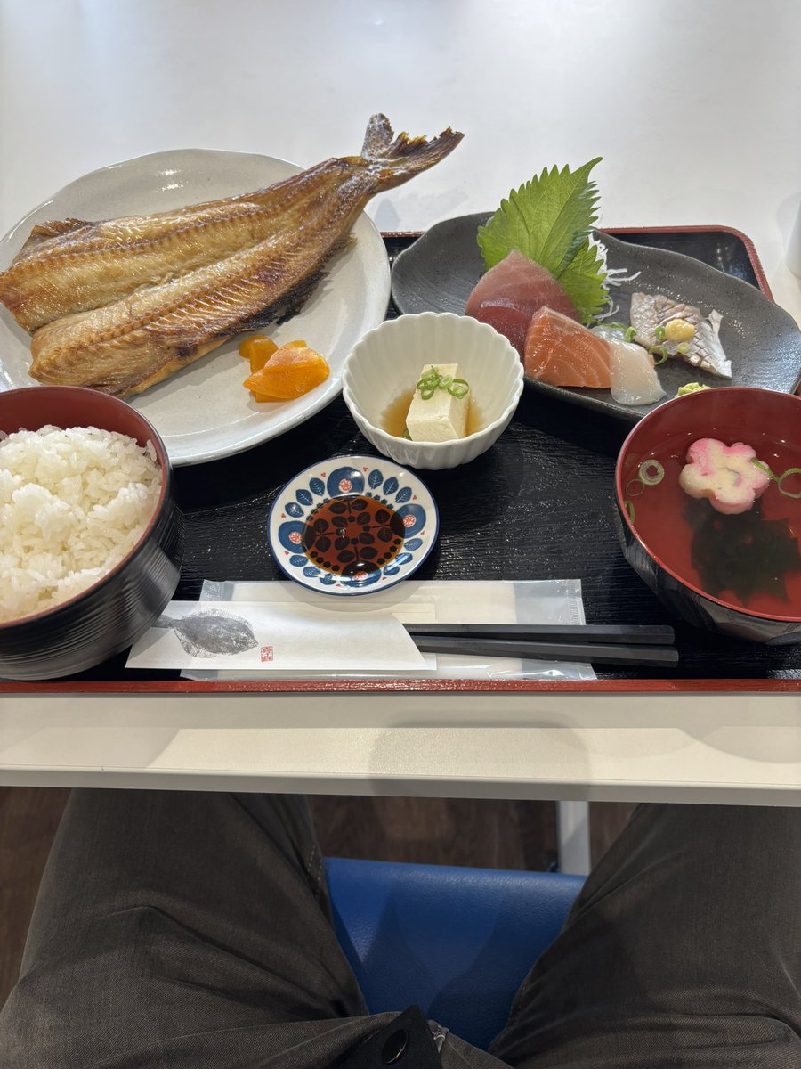 sk5863's tweet photo. 今日のランチは、「塩釜海の駅」で、
[焼き魚&amp;刺身定食(1,300円)]を食べてみた。
今日の焼き魚はホッケ，刺身は4種と、昨今の物価高の中、コスパ最高！とやや驚愕した‼️ https://t.co/aWh2OB2YOj