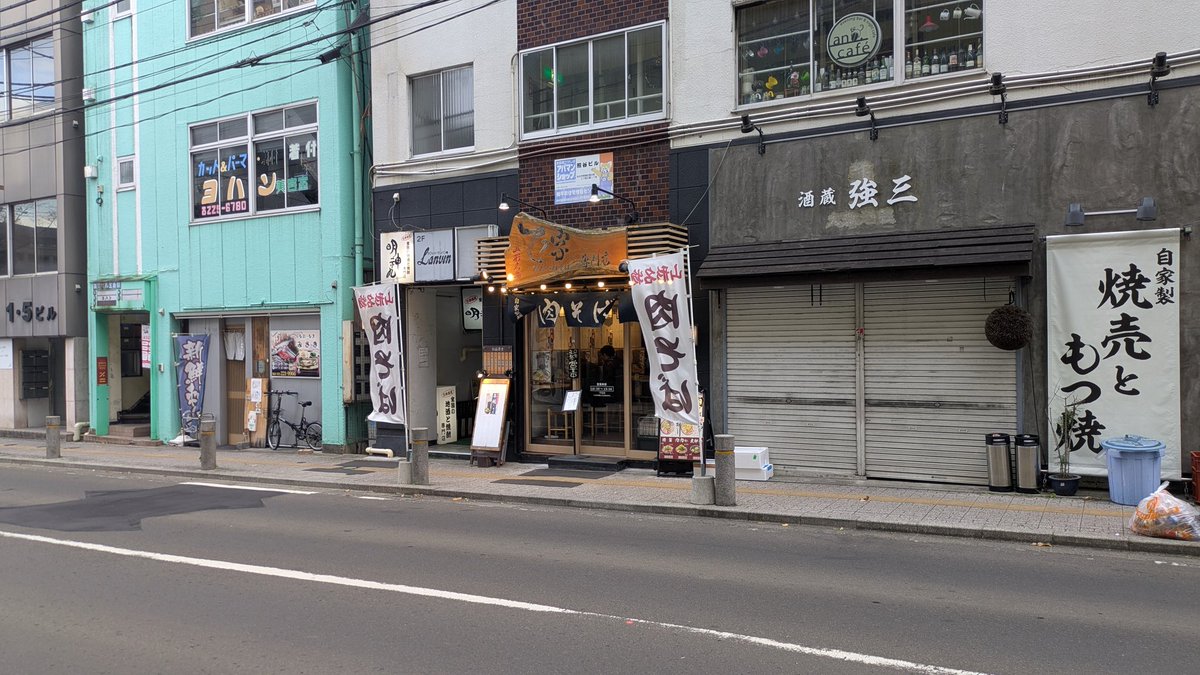 gnkb5566's tweet photo. 仙台市青葉区国分町
#肉そばてノ字　様
あいもり煮卵入　1,030円也
200〜400gまで値段変わらず
山形そばと中華そばを同時に頂ける嬉しい一品
親鶏のあっさりながら旨味甘味が凝縮された絶品スープ
ワシゴワ麺がまた良い
ごちそうさまでした😊
#ラーメン　#仙台市ラーメン　#蕎麦　#山形蕎麦　#田舎蕎麦 https://t.co/7bCLxKiAzw