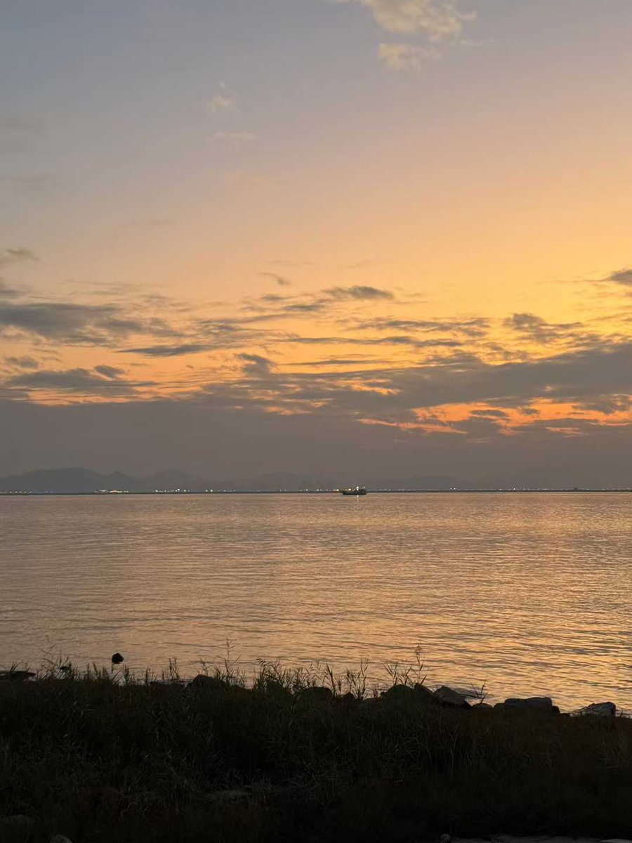 even the simplest moments—an open horizon, gentle waves, and a fading sunset—can bring the calm we didn’t know we needed. Breathe in, slow down, and let the light settle.