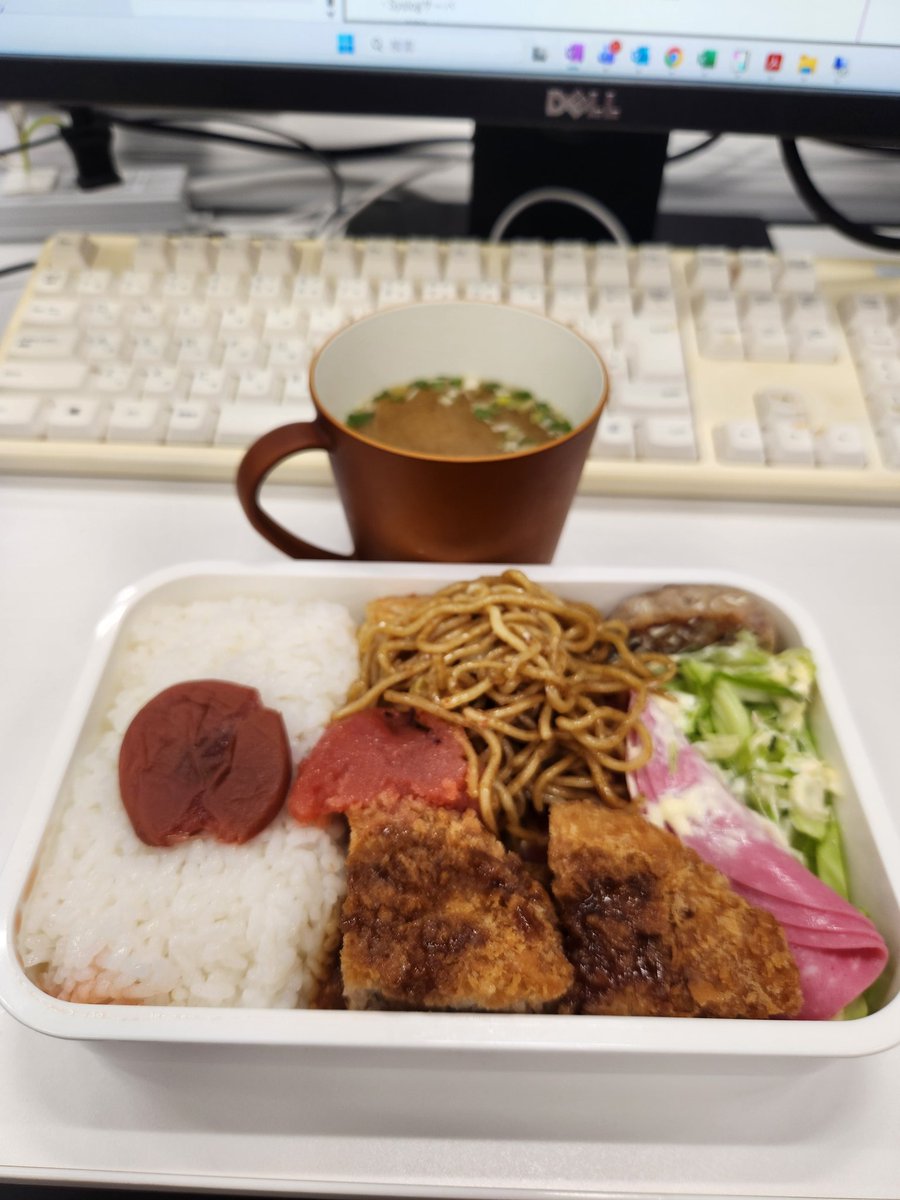 u688228's tweet photo. 20251208月曜日
今日の弁当
#焼きそば
#メンチカツ
#明太子
#キャベツサラダ
原価250円程度 https://t.co/fVZTIFQmWK