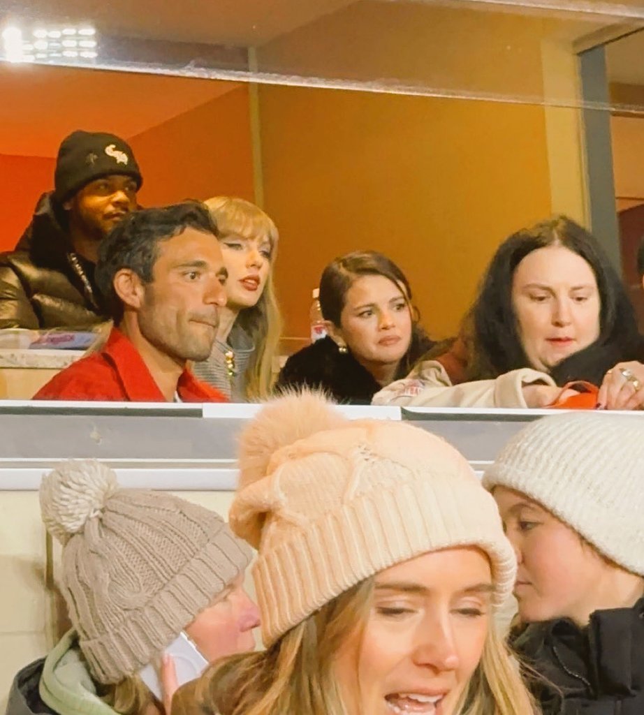 🚨TAYLOR SWIFT AND SELENA GOMEZ AT TODAY’S CHIEFS GAME!
#TalylorSwift