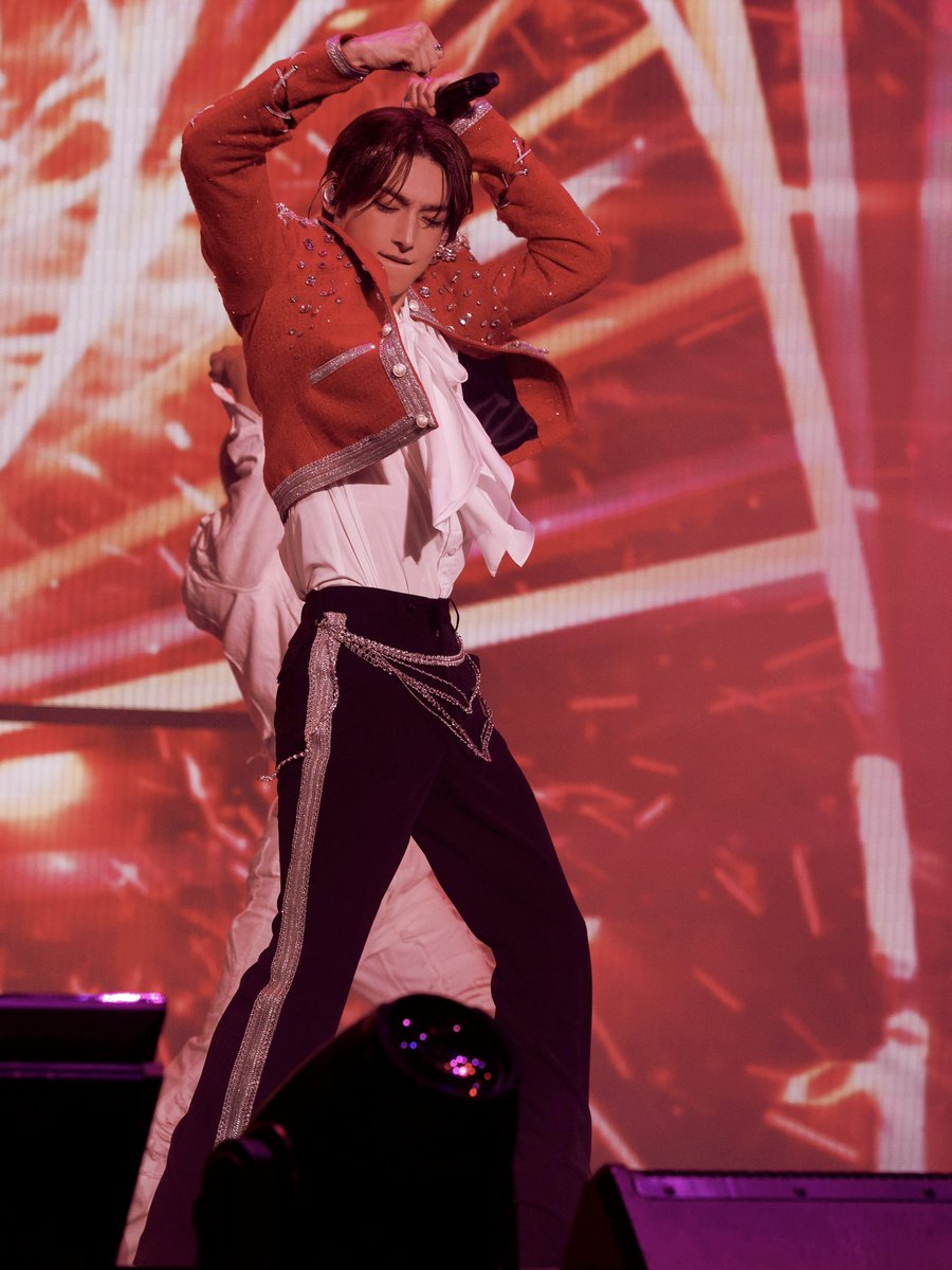 ロイくんの表情もポーズも服の動きもかっこいい〜🍯✨