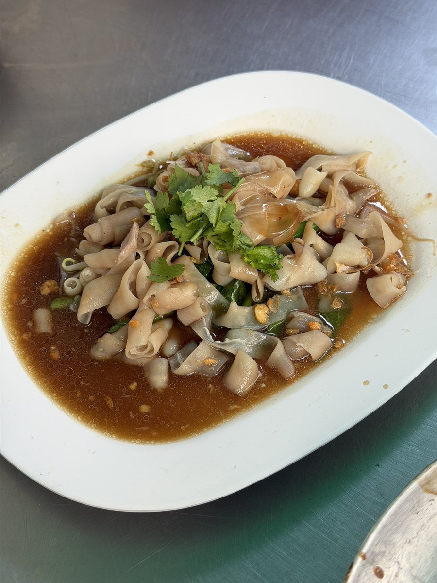 whatdoueattoday's tweet image. ไส้เป็ดร้านก๋วยเตี๋ยวเป็ดสะพานเหลืองโคตรอร่อยเลยว้อยย💥 นุ่มแบบไม่มีเหนียวเลย น้ำราดเค็มนัว กินกับพริกน้ำส้มเปรี้ยวๆคือพอดีมาก หม้ออบรวมมิตรก็เริ่ด อร่อยสมมงร้านในตำนานมาก แต่จัดการออเดอร์วุ่นวายไปหน่อย🙂‍↕️