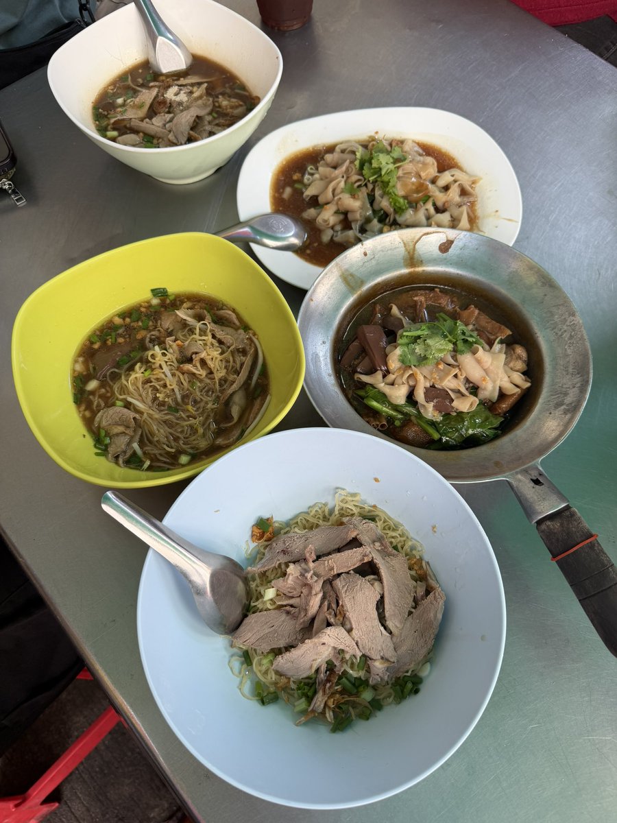 whatdoueattoday's tweet image. ไส้เป็ดร้านก๋วยเตี๋ยวเป็ดสะพานเหลืองโคตรอร่อยเลยว้อยย💥 นุ่มแบบไม่มีเหนียวเลย น้ำราดเค็มนัว กินกับพริกน้ำส้มเปรี้ยวๆคือพอดีมาก หม้ออบรวมมิตรก็เริ่ด อร่อยสมมงร้านในตำนานมาก แต่จัดการออเดอร์วุ่นวายไปหน่อย🙂‍↕️