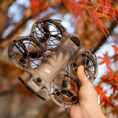 DJIGlobal's tweet photo. A drone that drifts through autumn light like it knows the season 🍂✨
Neo 2 rises from your hand and glides through golden trees in crisp 4K. Gesture Control and faster Active Track keep it effortlessly by your side. 

🎬: XiaoXiaoQuTongXue https://t.co/mO9W9p9G22