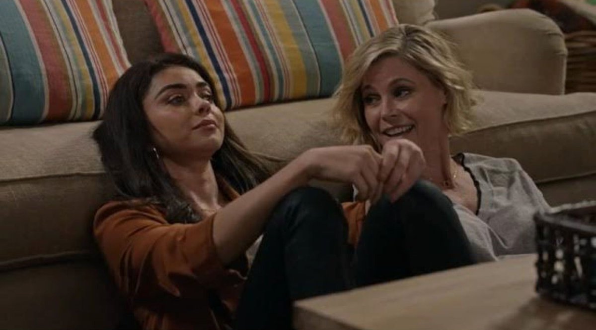 9GAG's tweet image. Sarah Hyland is now 35, the age of Claire Dunphy  in Season 1 of 'Modern Family’