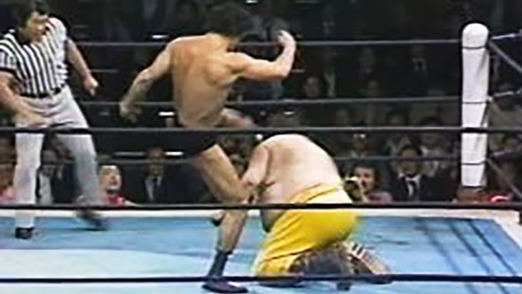 1977年12月8日蔵前国技館で行われた猪木対グレート·アントニオ。 猪木