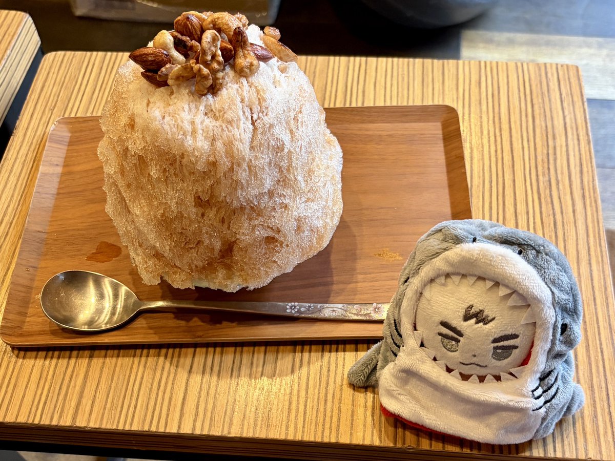 このジョーズの着ぐるみめちゃ可愛いし背びれでぬいが自立するのでおすすめです