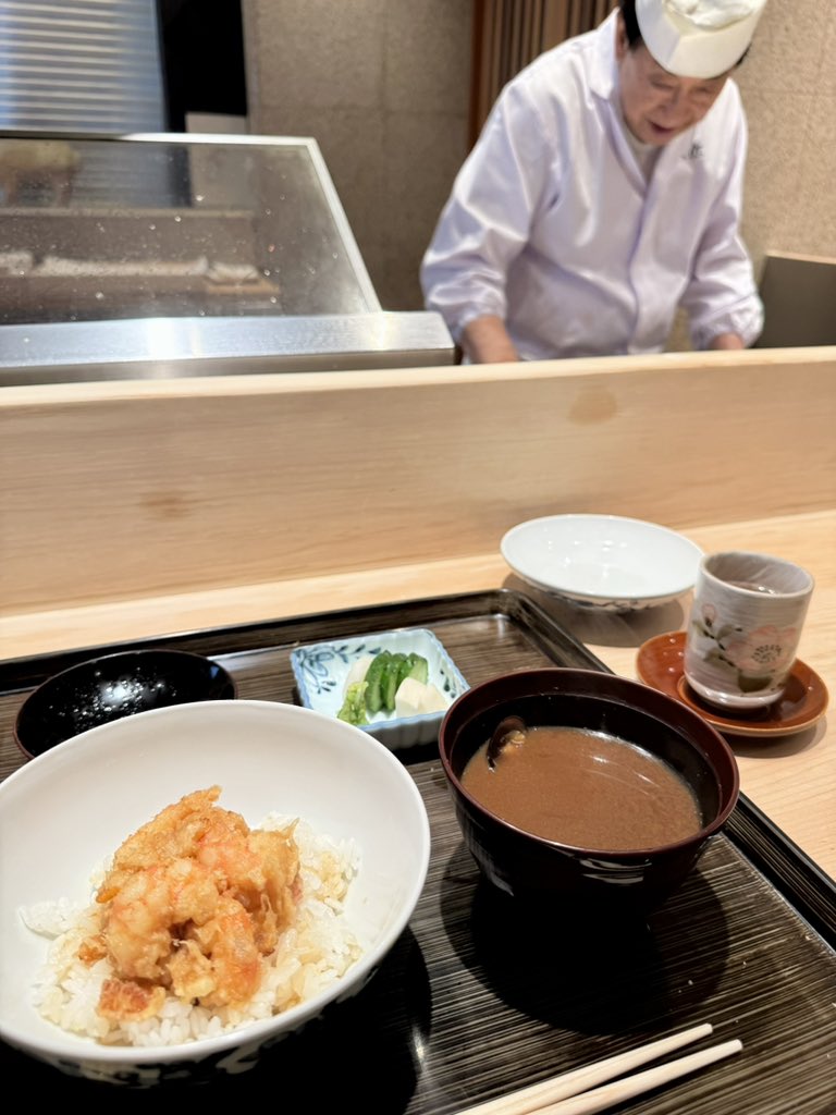 dashi_tsukkomi's tweet photo. 今年最後のてんぷら近藤さん。雲丹大葉巻、鱚、帆立、穴子、墨烏賊、鰡白子、原木椎茸、銀杏、太い甘長唐辛子、山牛蒡！　江戸前の魚介を天ぷらにするのが通例だった時代にアスパラの天ぷらを始めた近藤さんに感謝のでです！　￼#tempra #天ぷら　#銀座　 #食文化 https://t.co/JhyU0CIAjE