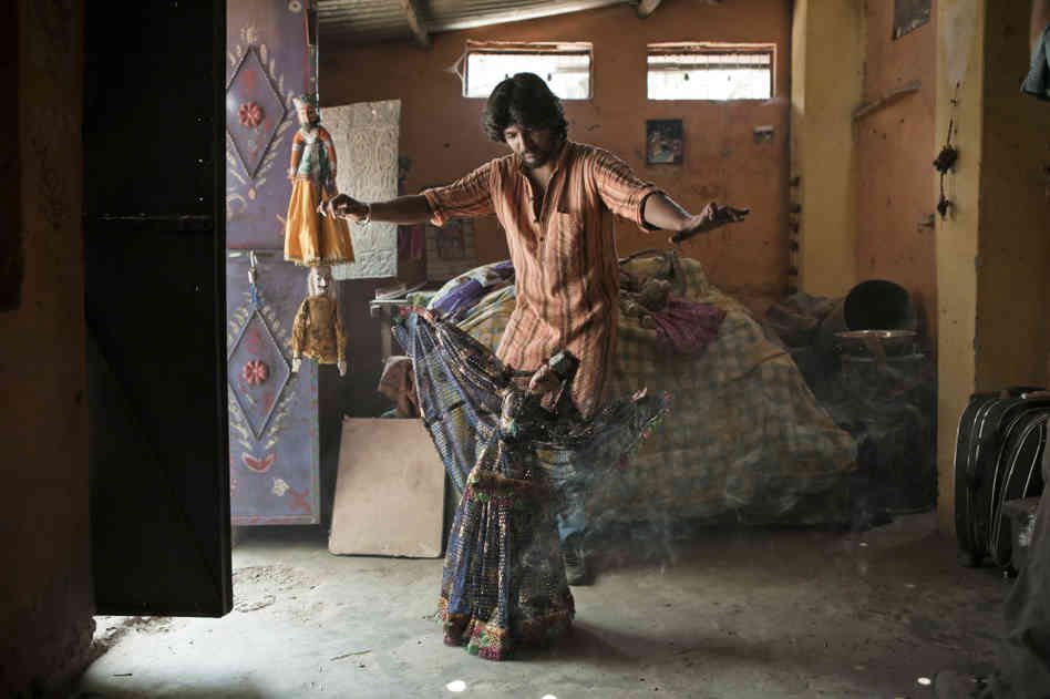 「Tomorrow We Disappear」というドキュメンタリーには、木の人形のまさに生命化の瞬間が映っていて、激しく胸を打たれたことを思い出した

立ち退きを強いられる大道芸人たち、路上での芸を禁止される芸術家たち、権力の外の、魔法の瞬間だった