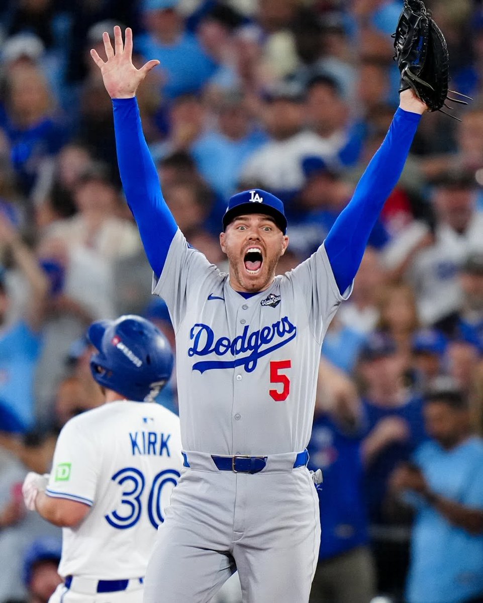 DodgersLakers's tweet image. 💙⚾️🏆🏆 #DODGERS: Still celebrating those Back-to-Back #WorldSeries Trophies!

💜💛🏀 #LAKERS: Clutch road win against Philly today!

💛💙🐏🏈 #Rams: 10-3 after a 45-17 demolition in Arizona, currently holding the NFC #1 Seed! 

It’s truly a great time to be an L.A. Sports Fan!