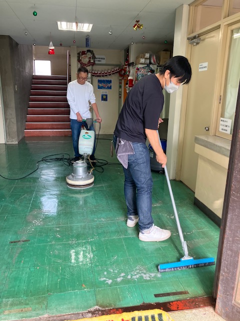 CXS_JP's tweet photo. CSR活動～地域の清掃活動に参加しました～
横浜訓盲院での年末清掃活動、今年で25年目を迎えました。
快晴の中、講堂や窓・床を自社の清掃機器と洗剤でピカピカに。地域社会とのつながりを大切に、今後も続けていきます。
#シーバイエス #CSR #社会貢献 #横浜訓盲院 https://t.co/63TKIFUtjO