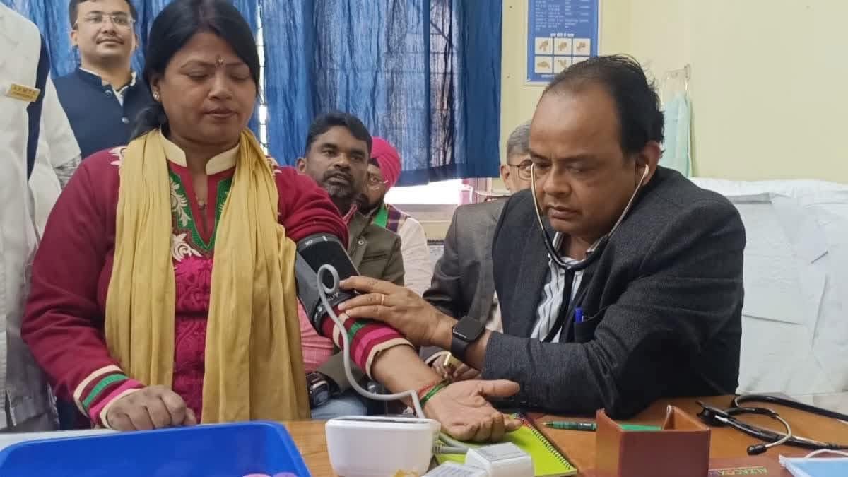 MrityunjayS7's tweet photo. अरे डॉक्टर साहब, ये ऑटोमैटिक मशीन है! इसमें आला लगाकर क्या सुन रहे हैं? 

मशीन की 'धड़कन' या कमीशन की आहट? 😂 https://t.co/Lh5ozdiGSo