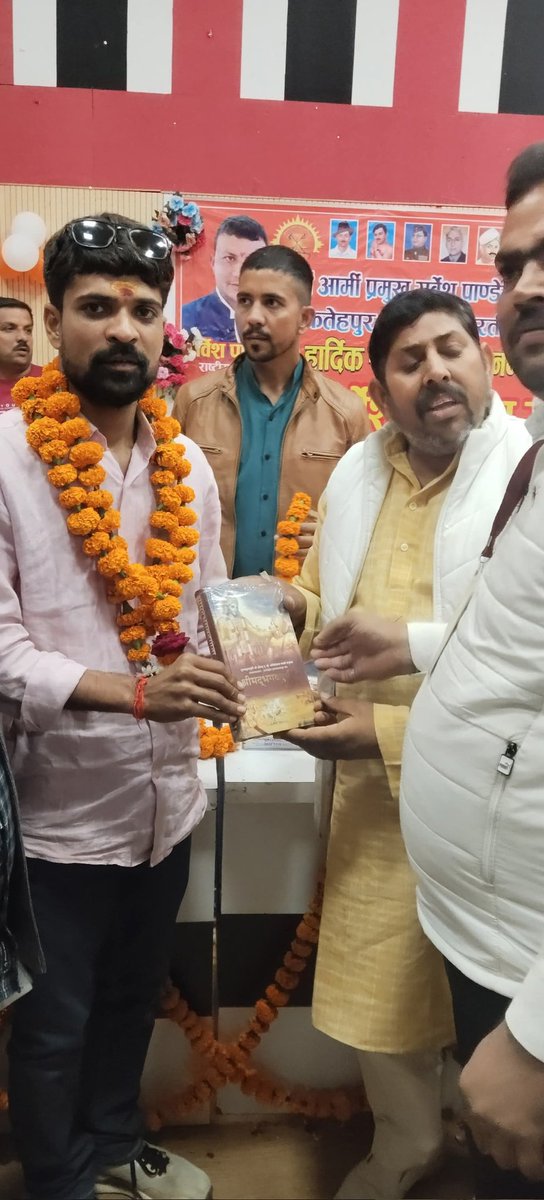 AdarshShuk46078's tweet photo. कल जनपद फतेहपुर में आयोजित सवर्ण सभा में अपने समस्त सहयोगियों के साथ पहुंचकर माननीय राष्ट्रीय अध्यक्ष श्री सर्वेश पाण्डेय जी का मार्गदर्शन प्राप्त हुआ।  

जिलाध्यक्ष, सवर्ण आर्मी https://t.co/SrV5Vr7TDk