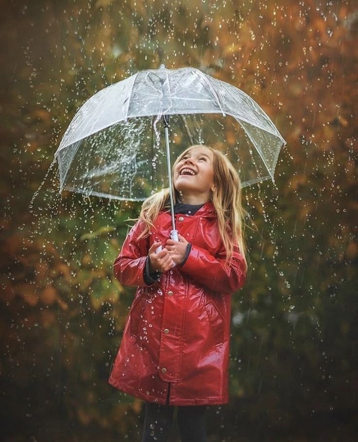 يا صباحَ الغَيمِ ما بالُ الهَوى ؟
فاضَ مُذْ أسقيْتَهُ حتَّى ارتوى

ضَحِكَ القلبُ المُعَنَّى بعدما
خِفتُ أنْ يَتْلَفَ مِن طُولِ الجَوى

فانشرِ الغَيثَ بـَهيجًا باردًا
علَّـهُ يُطفِئُ نيــرانَ النَّـوى

#مريم_الفلاح