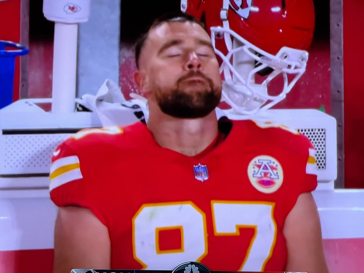 Travis Kelce drops a ball that's picked, ending up flat on ...