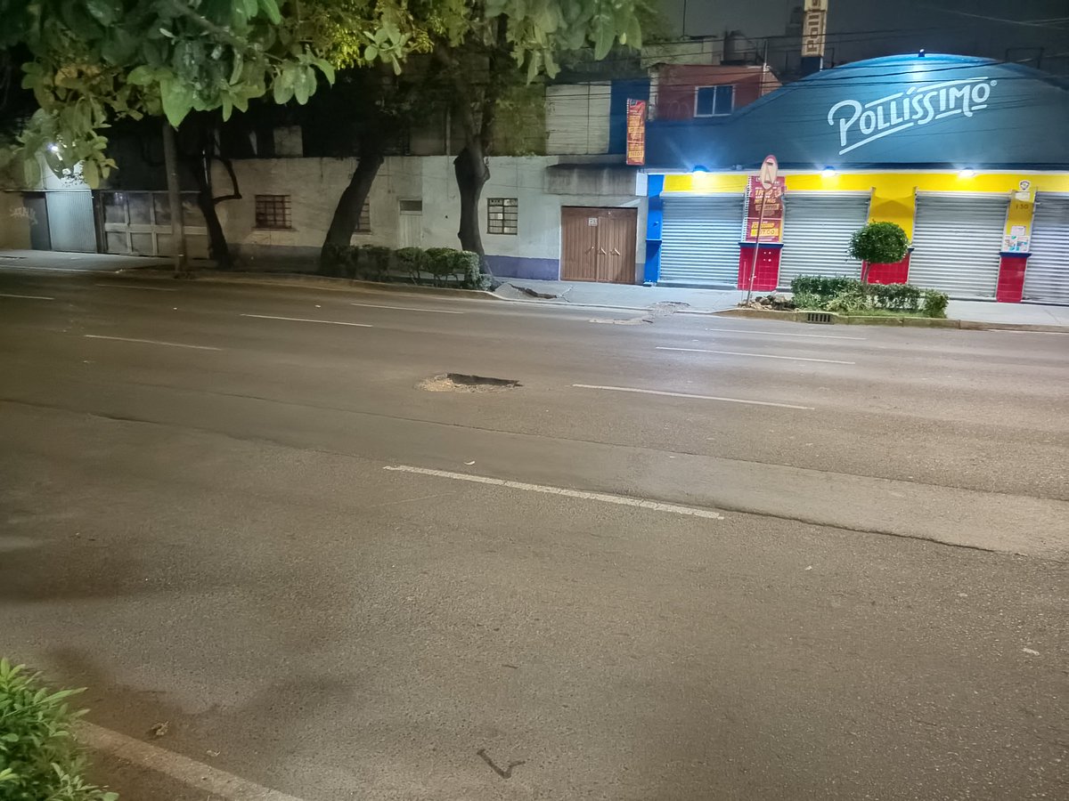 Pitecantropus80's tweet photo. @BJAlcaldia bache enorme en Av. Independencia esquina con Rafael Solana, colonia Independencia. https://t.co/IK6AesUwWy