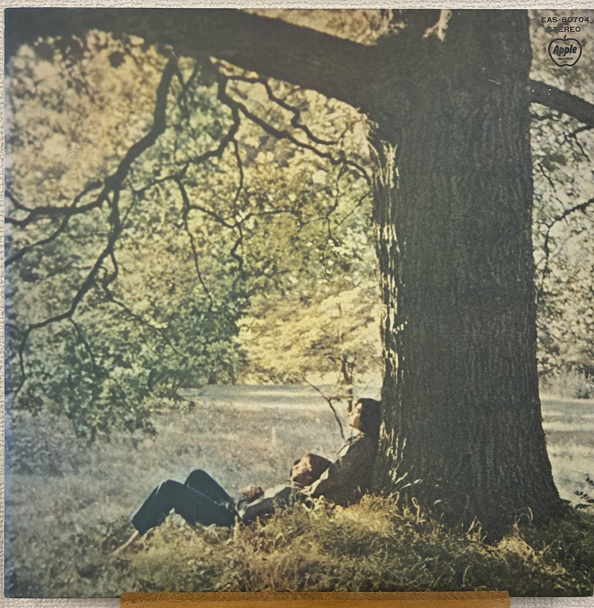 今日は12/8なのでジョンの1stソロを。
冒頭の鐘の音がとんでもなく切なく響く2025年ですが、今日もいい天気だし普通に生きていこうと思います。
77年国内リイシュー盤。
#町田レコード屋
#中古レコード
#東京レコード屋