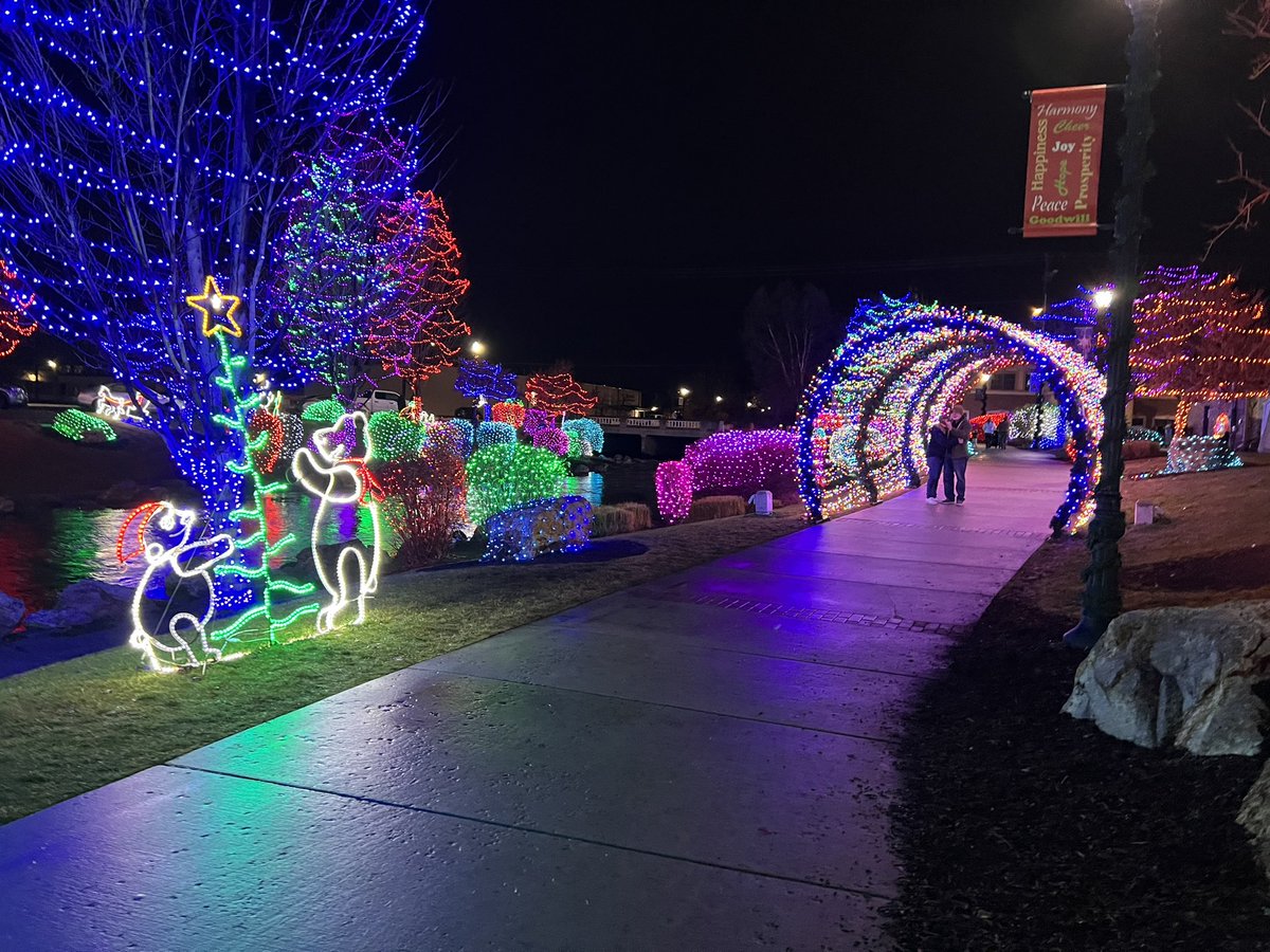 Geeman2u's tweet image. Lights of Indian Creek, Idaho
Merry Christmas 🎄 to all
And to all a good night💝💕