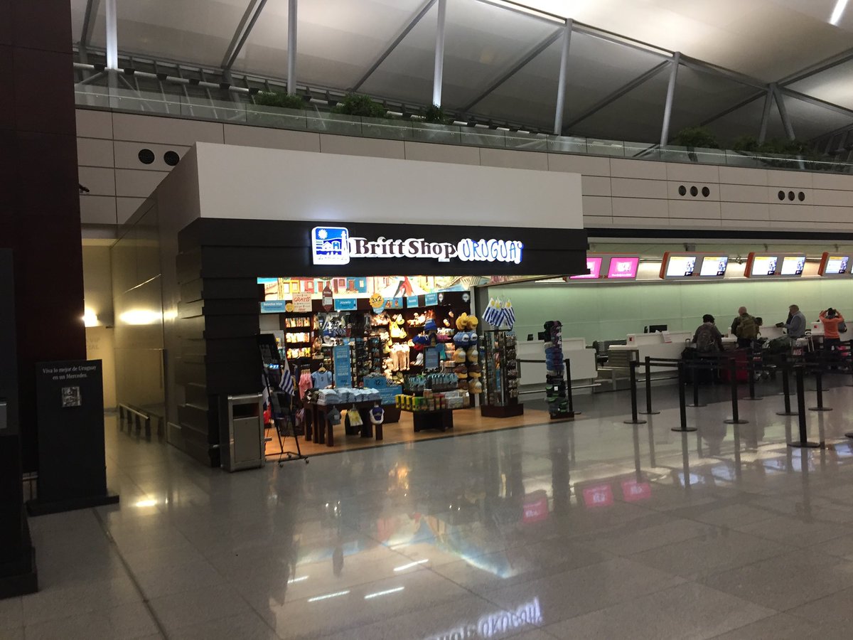 Ya ando acá, alguno sabe a qué hora aterriza Luis?
#SuarezANacional