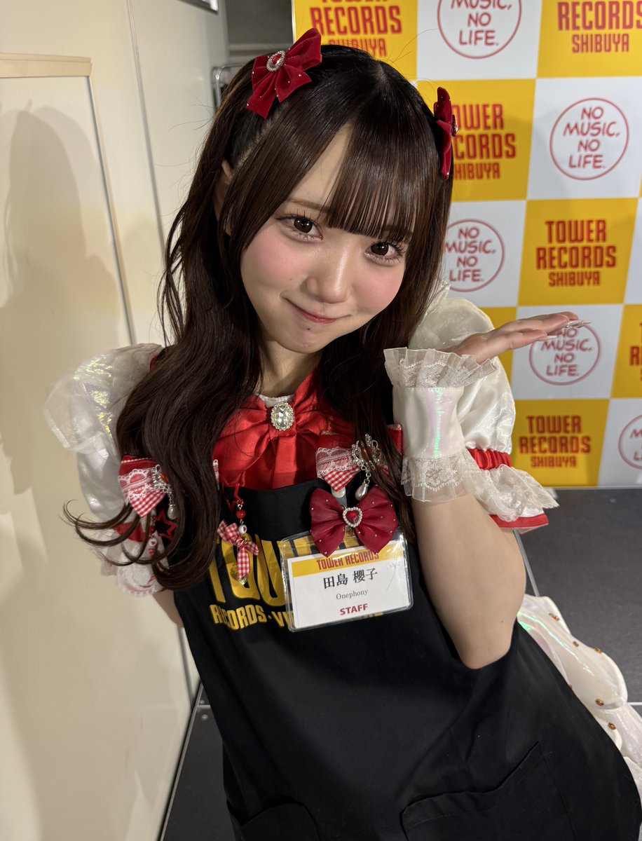 kosuke_op0124's tweet photo. 渋谷のタワレコ行ったらめっちゃかわいい店員さんいた🥰

 #らっこのお世話係 https://t.co/STgwmbqahW