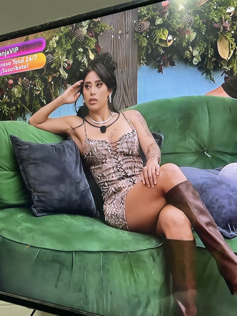 Ya que saquen a esta odiosa y doble cara, al igual que el inmamable de El patrón. #LaGranjaVIP
Amé su cara de emputada 😂😂😂