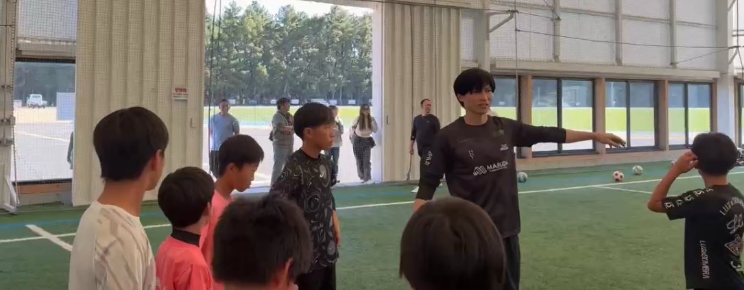 T_Miyazaki_Info's tweet photo. 【12/7 ふれあいサッカー教室】

12人の子どもたち が参加してくれました！
全員が全力で楽しんでくれて本当に最高でした✨

最後のゲームでは
親御さんにも一緒にプレーに参加していただき、会場全体が笑顔に！
サッカーがつなぐ“ふれあい”を体感できた素敵な時間でした。
ありがとうございました！ https://t.co/gmANewqFnr