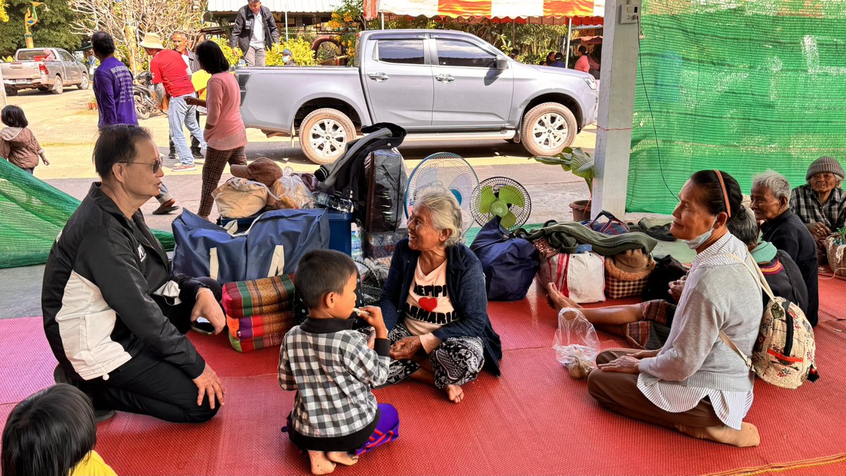 ‘วีระพล’ สส.ศรีสะเกษ พรรคเพื่อไทย ระดมข้าวสาร-อาหารแห้งเข้าศูนย์อพยพชายแดนไทย-กัมพูชา
.
พรรคเพื่อไทย นำโดย นายวีระพล จิตสัมฤทธิ์ สส.ศรีสะเกษ  มอบข้าวสาร อาหารแห้ง และของใช้จำเป็นในการพักอยู่อาศัยให้พี่น้องประชาชนในศูนย์พักพิงชั่วคราวในหลายแห่งนี้เช้าวันนี้
.
โดยตั้งแต่เมื่อวานนี้