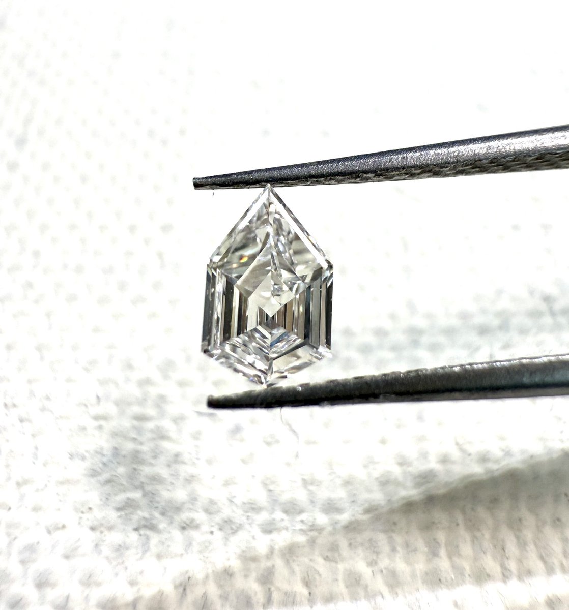 GemaxStone's tweet photo. スペシャルカット💎ダイヤモンド

東京ミネラルショー : 会場3 / R-686 

💎
💎
💎

#ダイヤモンド
#インクルダイヤモンド
#fancywhite 
#fancywhitediamond 
#GemaX https://t.co/k4Hvakv8Wc