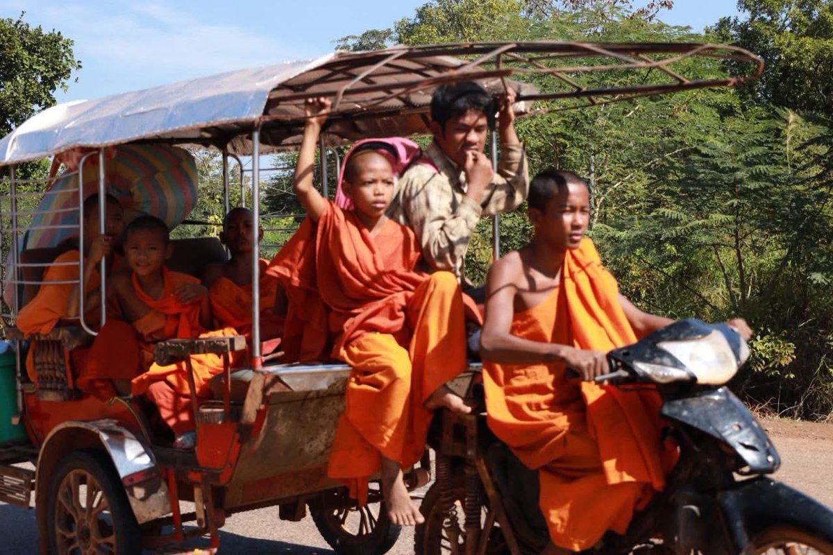 BongSeiha's tweet photo. ព្រះសង្ឃ និងប្រជាពលរដ្ឋ បាននិមន្តនិងភៀសខ្លួនចេញពីតំបន់គ្រោះថ្នាក់នៅតាមព្រំដែនកម្ពុជាថៃដើម្បីគេចពីគ្រាប់ផ្លោងរបស់ថៃ។ ថៃបានបើកការបាញ់ប្រហារមកលើកងកម្លាំងកម្ពុជាចាប់តាំងពីរសៀលថ្ងៃទី៧ ខែធ្នូ ឆ្នាំ២០២៥ រហូតមកដល់ព្រឹកថ្ងៃទី៨ ខែធ្នូ។ 

Monks and civilians were evacuated from the danger zones along the Cambodia–Thailand border to escape Thai shelling. Thailand has been carrying out attacks against Cambodian forces since the afternoon of 7 December 2025.
