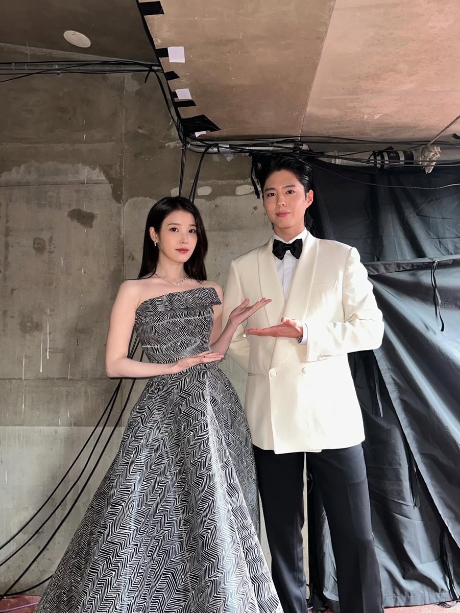 OUR JEJU PARENTS 😍

“When Life Gives You Tangerines” stars IU and Park Bo Gum came together at the 2025 Asia Artist Awards on Dec. 6 in Taiwan.

IU took home six awards, including Artist of the Year, while Park Bo Gum won four, including Best Actor of the Year.

The on-screen