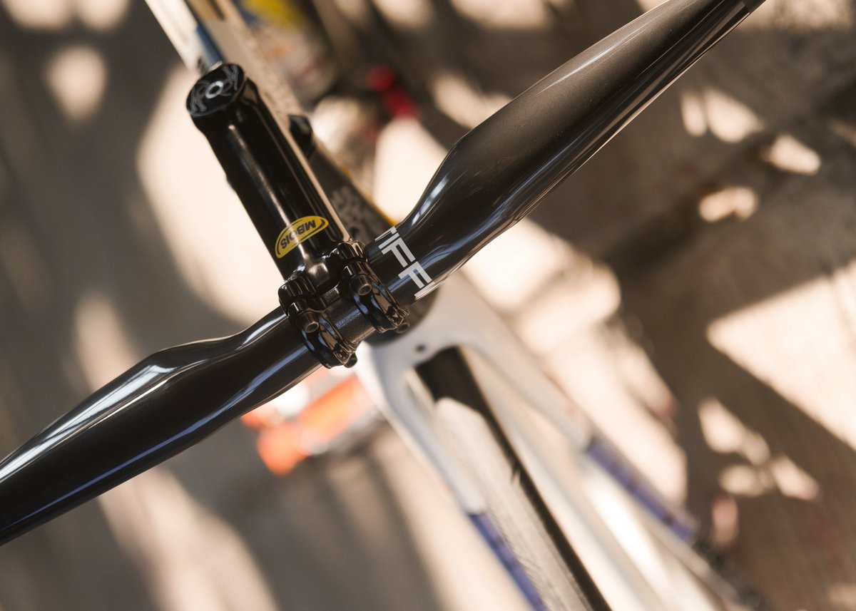 91santeria's tweet image. WTS bomberbar STIFFI (carbon)
Cuman 1 kayanya di indonesia.
Panjang 72cm
Handgrip vans cult
Lok jakut , 
Price ask me
wa.me/+628118332266
#fnfjb #flatbar #risebar #handlebar #carbon