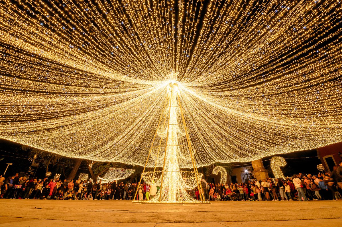 EVillegasV's tweet photo. Así vivimos una noche mágica en la que dimos inicio a la próxima Navidad con este alumbrado que ilumina cada rincón del Corredor Constitución y Plaza de Armas. Junto a @Marisol_rosso y miles de duranguenses, llenamos este espacio para compartir un momento que nos une como familia y como comunidad. 🪅 🎇
La música, las luces y la alegría de todos hicieron que esta tradición brillara más que nunca. 🎶
Vengan a tomarse fotos y disfrutar de este alumbrado que está increíble. 📸