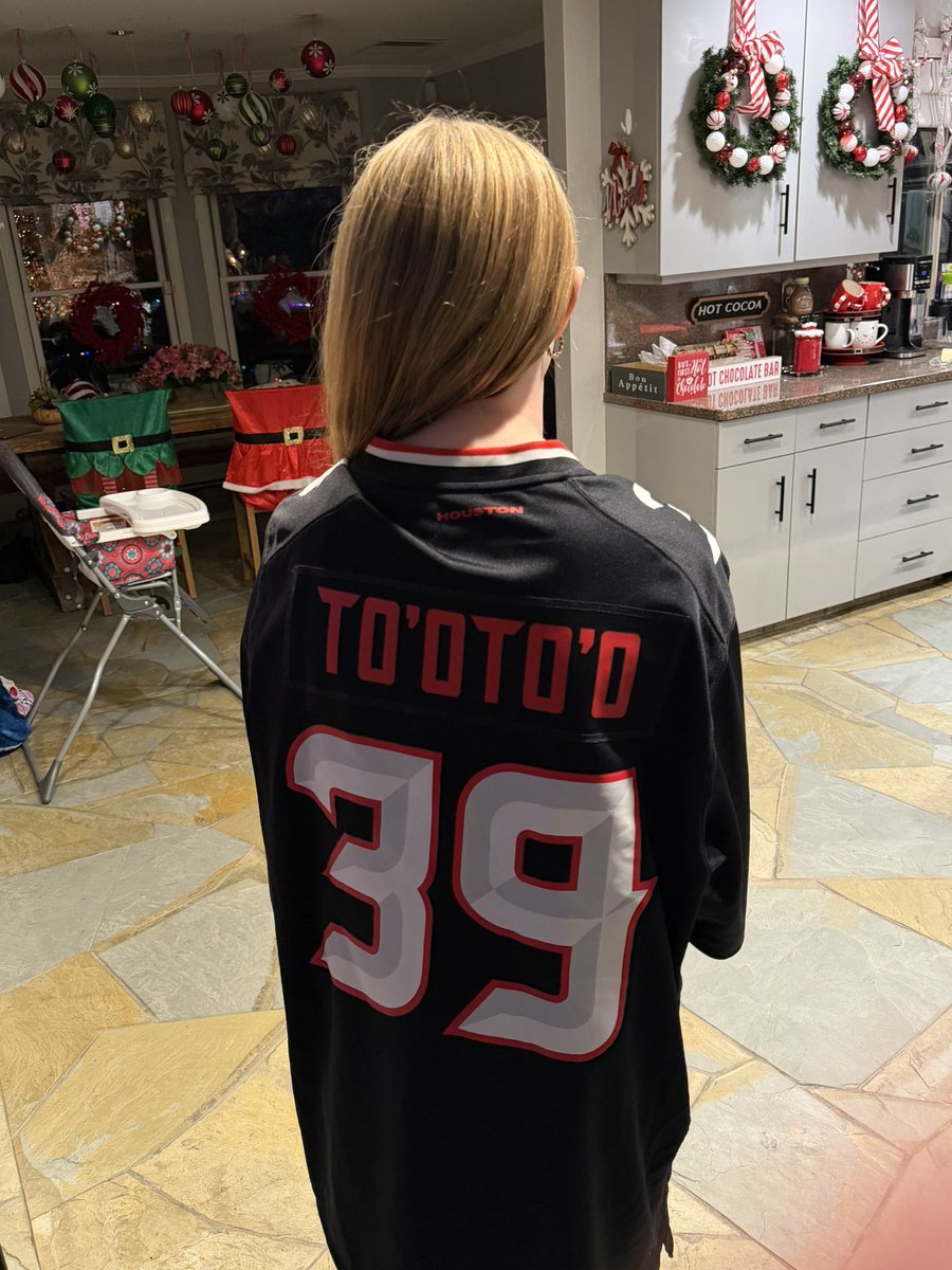 DocPreston's tweet image. My daughter went 0-100 w football as a Frosh. Stressful night watching her favorite player @dlsfootball17 alumni @HenryTootoo1 get the win vs her hated Chiefs.