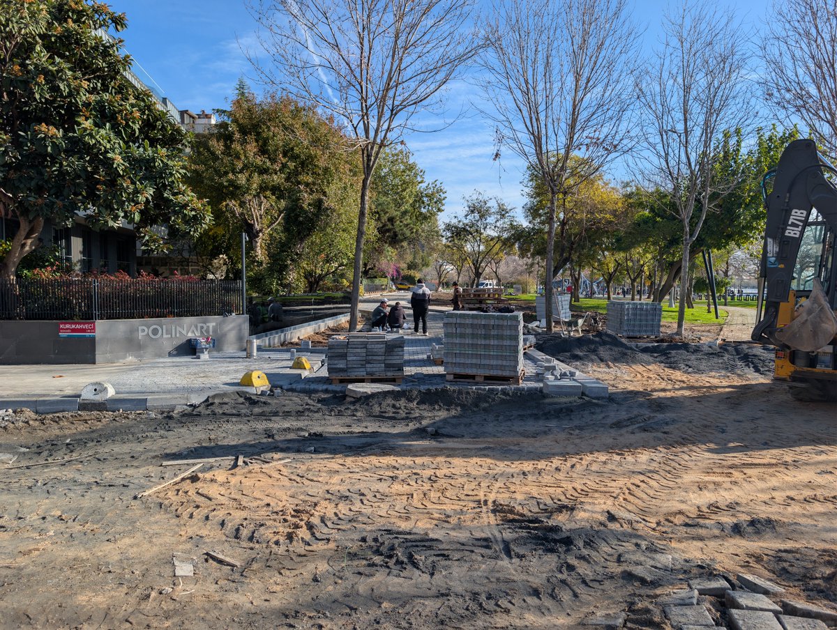 Dalyan sahili, Kadıköy.

Turuncu yol mevcutta var, sarıyı Kadıköy Belediyesi bugünlerde yapıyor.

Son zamanların en yanlış işlerinden biri.

Çıkmaz sokaklar İstanbul'da başımızın üzerinde taşımamız gereken değerler ve kavram da öyle. Tedavi yöntemlerinden birisi aslında.