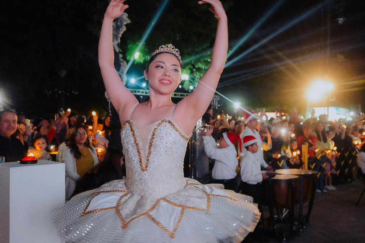 💫 En familia vivimos el Encendido del Árbol de Navidad 2025.

Junto a mi esposa <a href="/pattyruibal/">Patricia Ruibal</a>, mi hija y familias hermosillenses, disfrutamos del espectáculo organizado por <a href="/DIFdeHermosillo/">DIF Hermosillo</a>, en un momento para recordar la importancia de reunirnos y celebrar la esperanza en estas