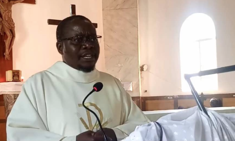 DiggersOfNews's tweet image. I’ve been holding funerals of decomposed bodies due to load shedding, laments Fr Mukosa diggers.news/local/2025/12/…