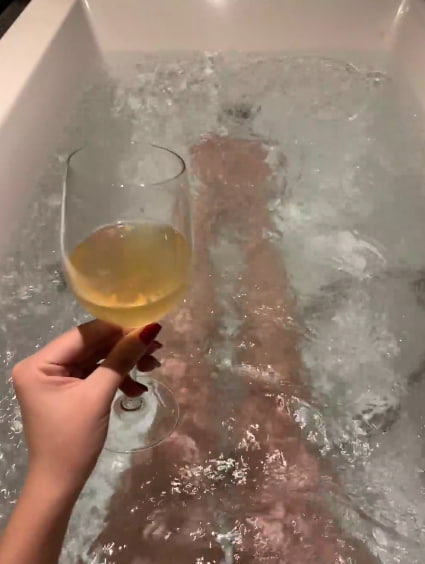 Alice5353513's tweet image. So I drank alone, sang alone, lived this boring life alone, bought a mask, pretended to be tough, and jumped into the crowd with a smile.🥰🥰

#EnjoyableWeekend #NewYork #NewYorkLife #LivingAlone #Wine #SlightlyDrunk