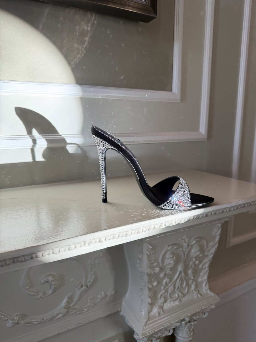 KandeeOfficial's tweet photo. Consider this your daily dose of sparkle 💎 https://t.co/zcRHtkCWlP . #KandeeShoes #KandeeGirl #CaviarCollection #CrystalHeels #LuxuryFootwear #SparkleSeason #HighHeelsDaily #ShoeAddict #StilettoStyle #ShoeGoals #LuxuryLifestyle #EveningGlam #CrystalsOnCrystals #DesignerShoes https://t.co/H2aWbRIFEo