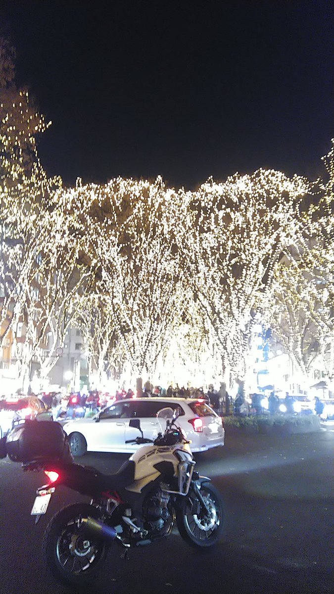 oga_oji's tweet photo. 昨日光のページェントに行ってきました。ここの道路は歩道やを拡充する工事中との事でに３車線から２車線に減りました。例年以上に渋滞がひどかった。変な音楽流してナンバー折り曲げ竹やりマフラーの車とエンカウント！レア物でした。
#400X #バイク #SENDAI光のページェント #仙台 https://t.co/ZUetrjRrzH