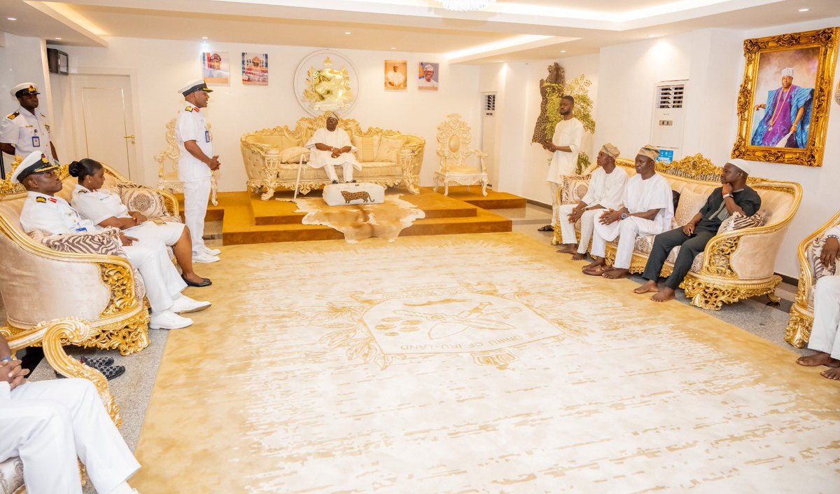 HRMOniru's tweet image. On Tuesday, the Nigerian Naval Dockyard partnered with the Oniru’s Palace for a community outreach programme that brought renewed warmth and support to the people of Iruland. 

The initiative was especially meaningful to me, as it aligns with our #LeGIT Vision